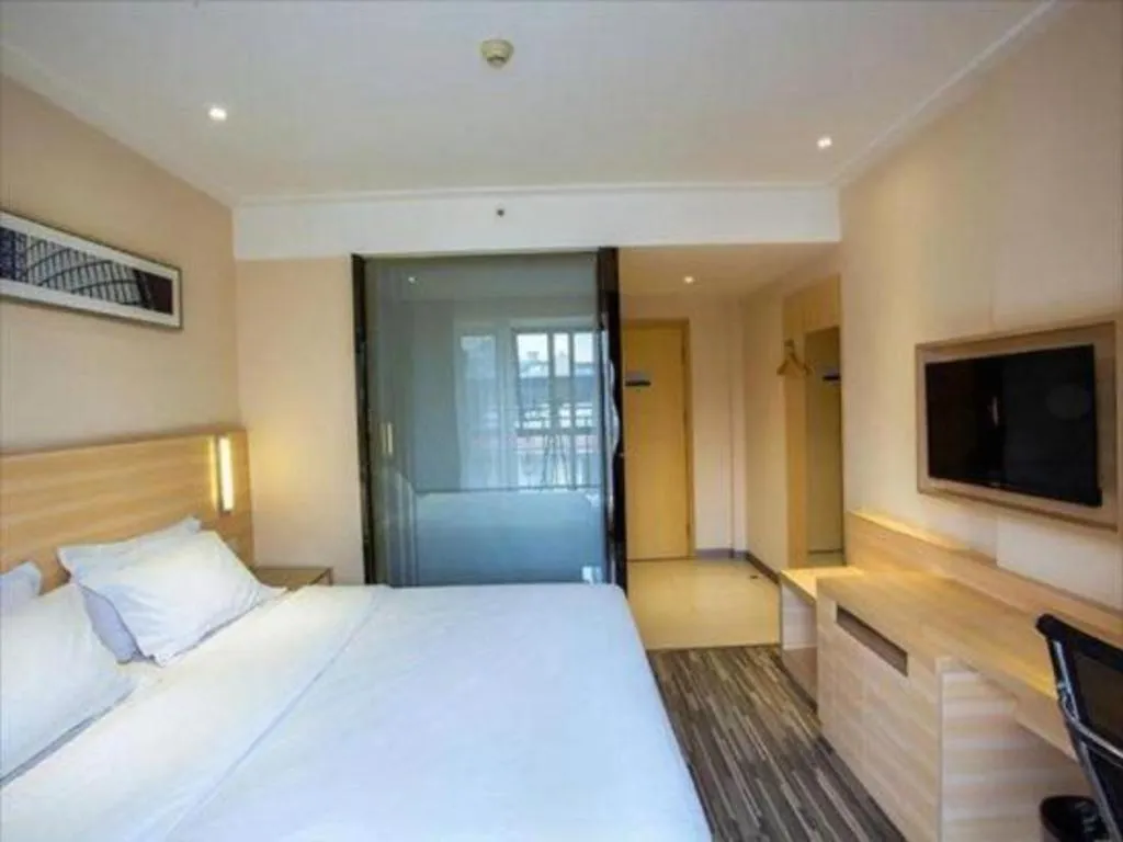 Bed in City Comfort Inn Guilin North High Speed Railway Station Square