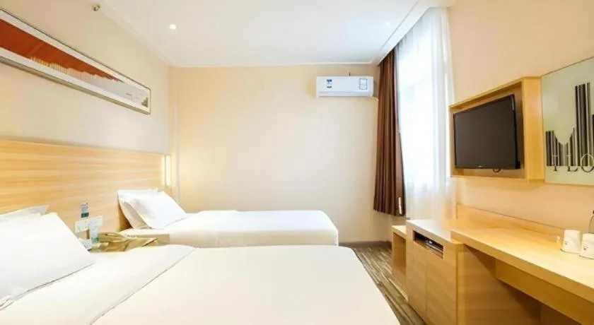Bed in City Comfort Inn Guilin North High Speed Railway Station Square