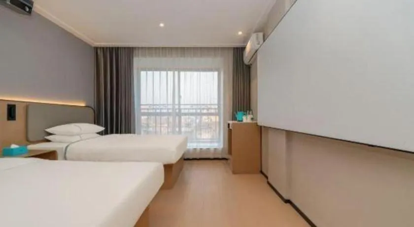 Bed in City Comfort Inn Guilin North High Speed Railway Station Square