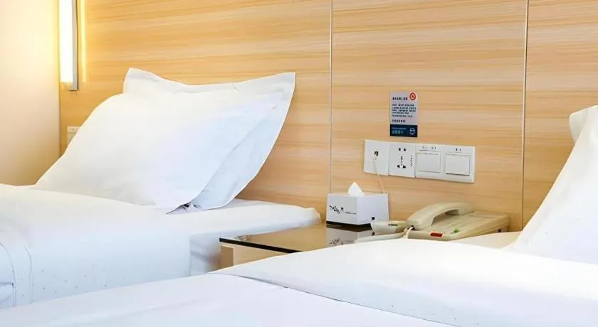 Bed in City Comfort Inn Guilin North High Speed Railway Station Square