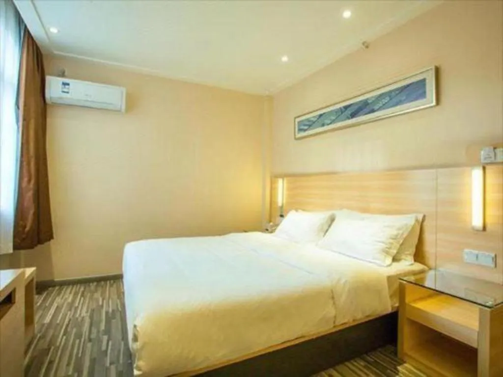 Bed in City Comfort Inn Guilin North High Speed Railway Station Square