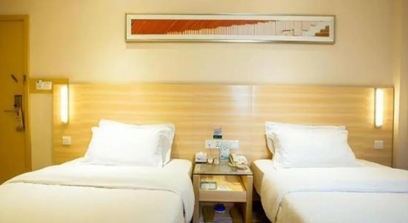 Bed in City Comfort Inn Guilin North High Speed Railway Station Square