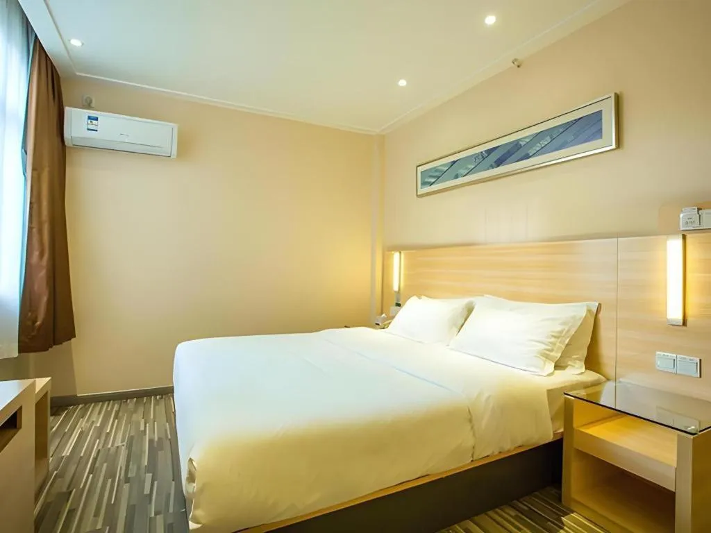 Bed in City Comfort Inn Guilin North High Speed Railway Station Square
