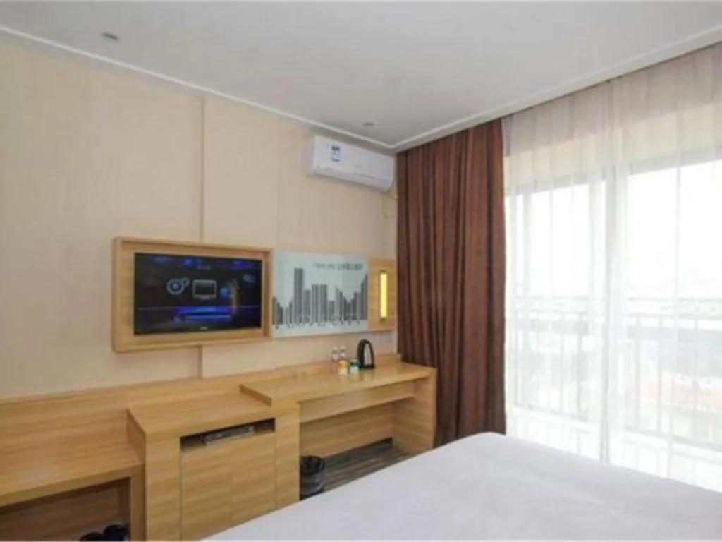 Bed in City Comfort Inn Guilin North High Speed Railway Station Square
