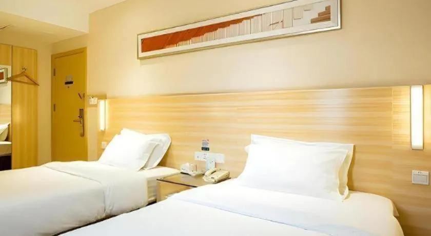 Bed in City Comfort Inn Guilin North High Speed Railway Station Square