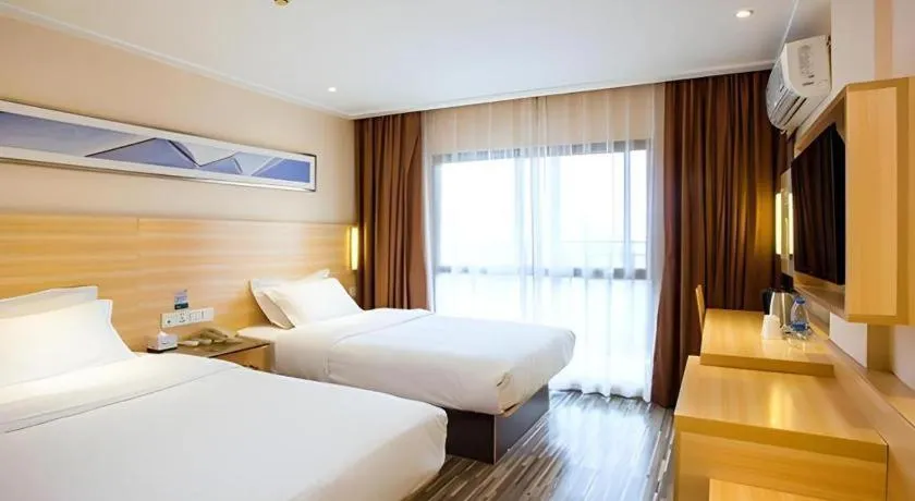 Bed in City Comfort Inn Guilin North High Speed Railway Station Square
