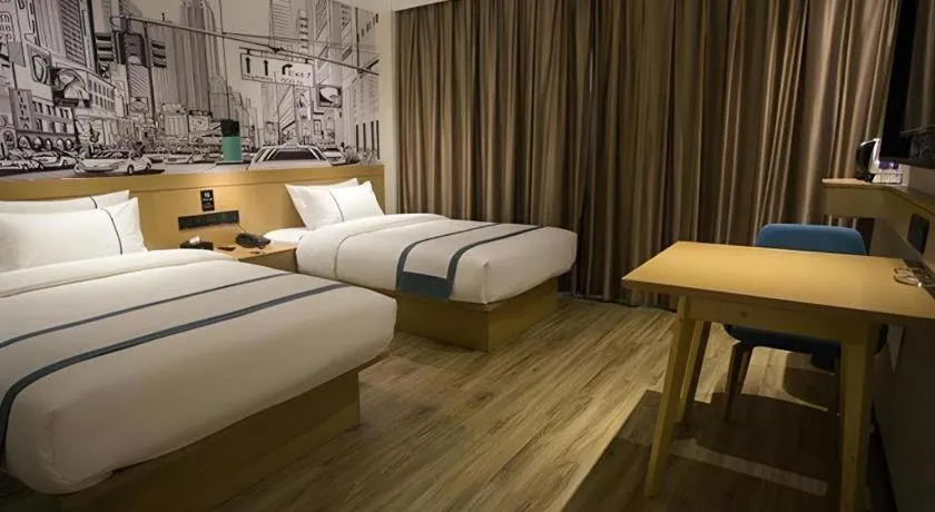 Bed in City Comfort Inn Taizhou Wanda Plaza