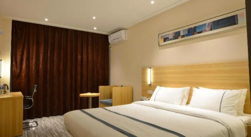 Bed in City Comfort Inn Huanggang Qichun Exhibition Center