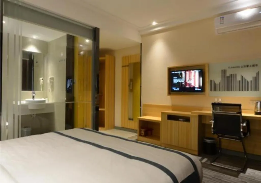 Bed in City Comfort Inn Huanggang Qichun Exhibition Center