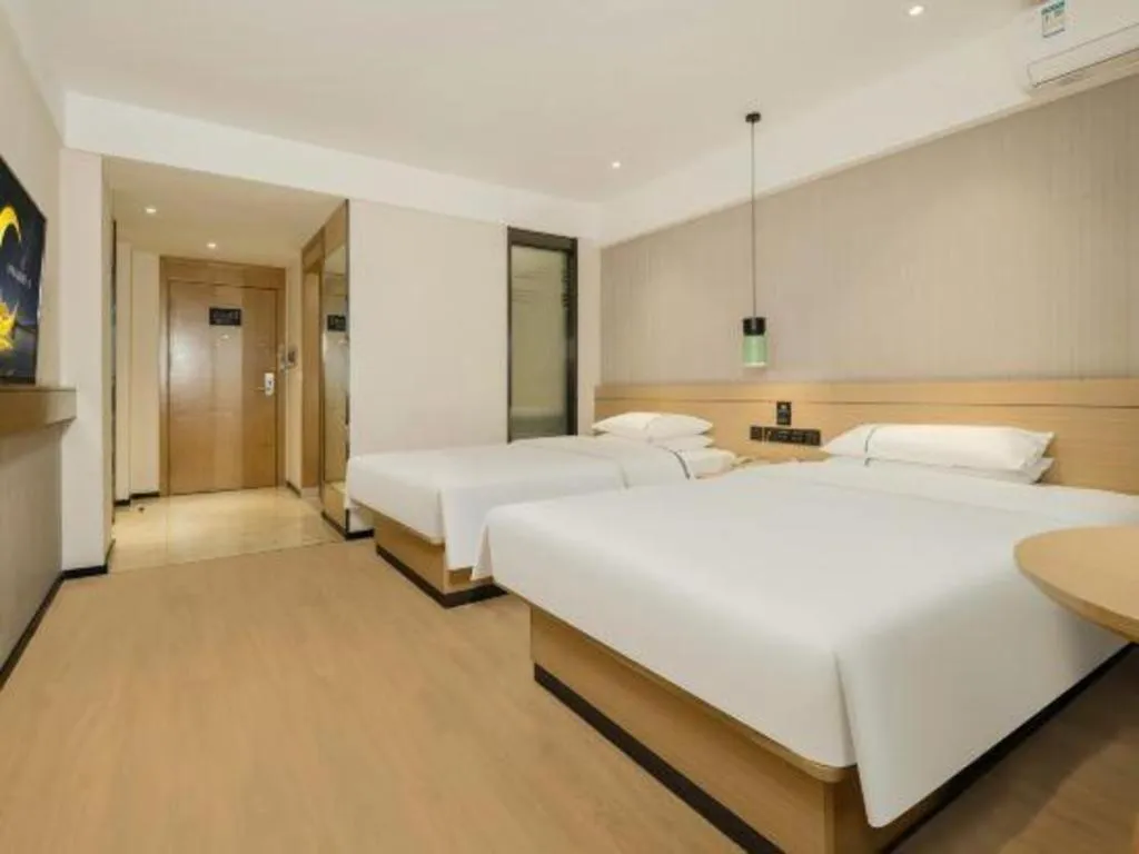 Bed in City Comfort Inn Wuzhou Municipal Government Vocational College
