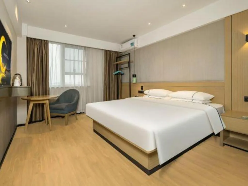 Bed in City Comfort Inn Wuzhou Municipal Government Vocational College