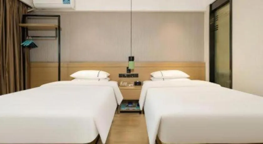 Bed in City Comfort Inn Wuzhou Municipal Government Vocational College