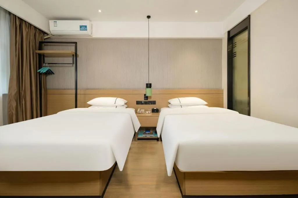 Bed in City Comfort Inn Wuzhou Municipal Government Vocational College