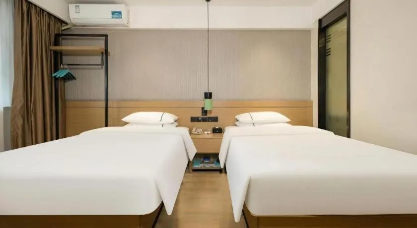Bed in City Comfort Inn Wuzhou Municipal Government Vocational College