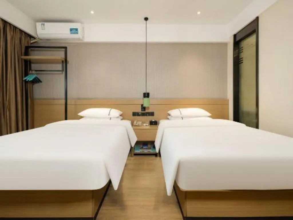 Bed in City Comfort Inn Wuzhou Municipal Government Vocational College