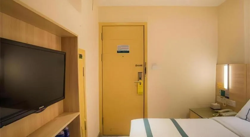 Bed in City Comfort Inn Liuzhou High-speed Railway Station