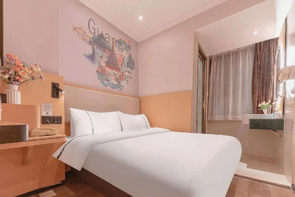 Bed in City Comfort Inn Liuzhou High-speed Railway Station