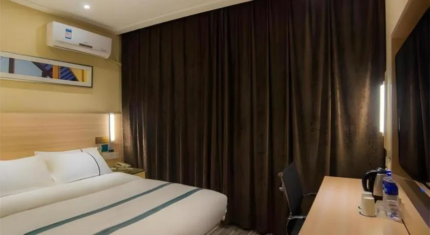 Bed in City Comfort Inn Liuzhou High-speed Railway Station