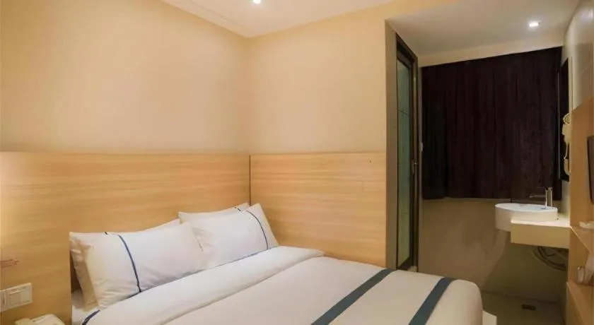 Bed in City Comfort Inn Liuzhou High-speed Railway Station