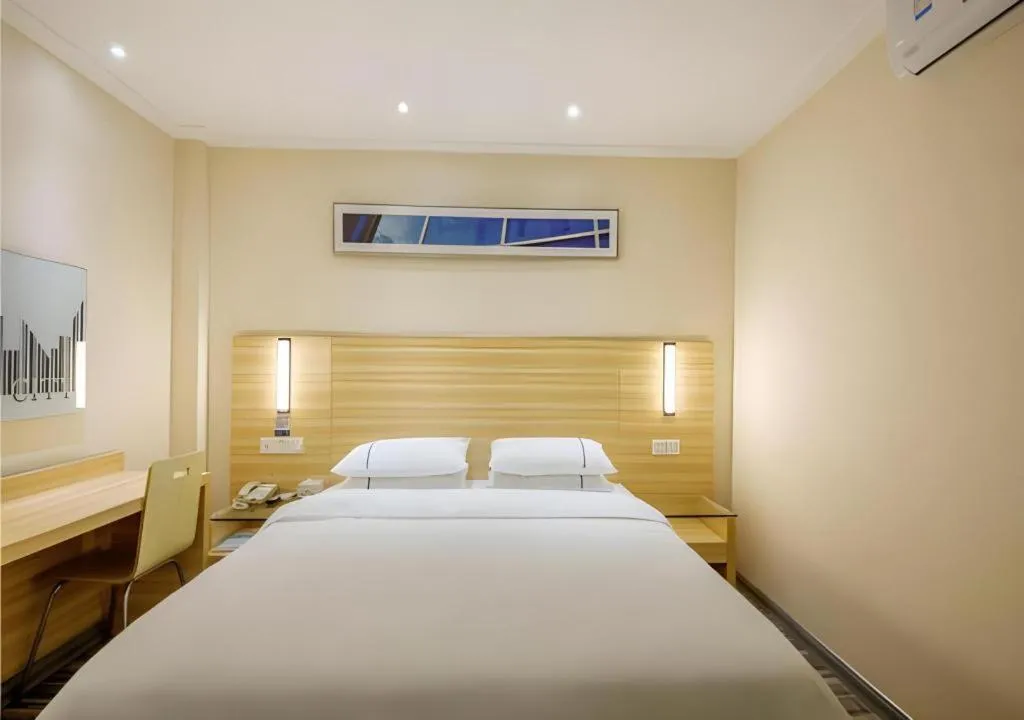 Bed in City Comfort Inn Guilin Two Rivers and Four Lakes Sun and Moon Shuangta