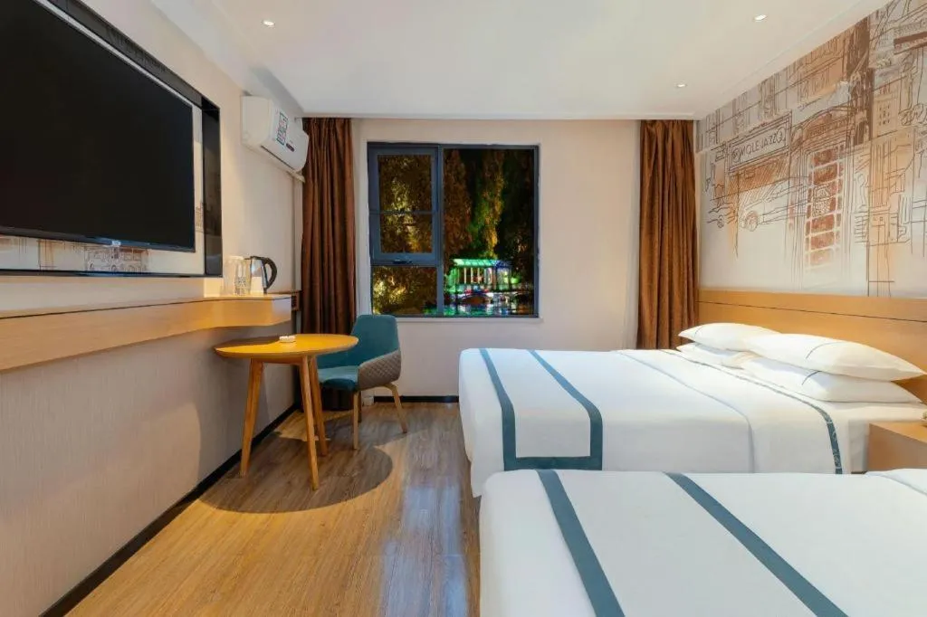 Bed in City Comfort Inn Guilin Two Rivers and Four Lakes Sun and Moon Shuangta