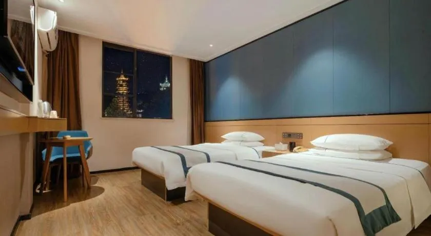 Bed in City Comfort Inn Guilin Two Rivers and Four Lakes Sun and Moon Shuangta