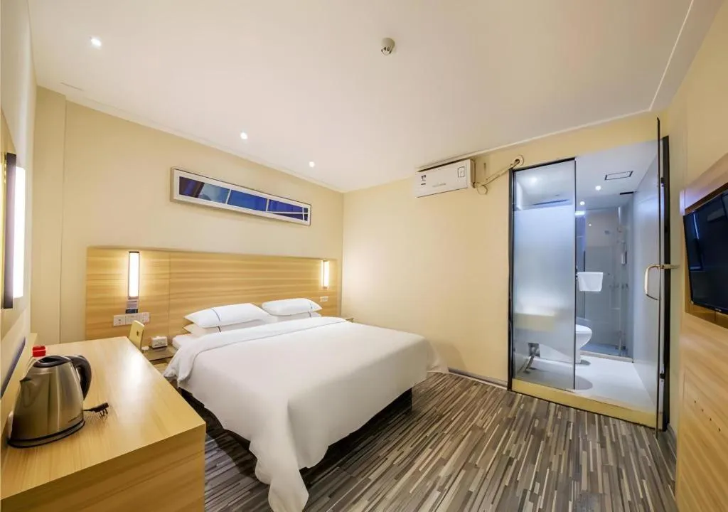 Bed in City Comfort Inn Guilin Two Rivers and Four Lakes Sun and Moon Shuangta