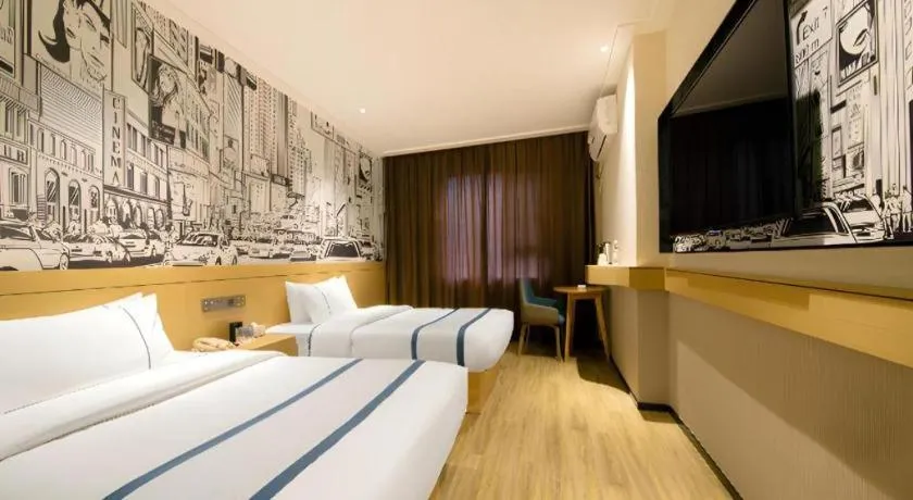 Bed in City Comfort Inn Guilin Two Rivers and Four Lakes Sun and Moon Shuangta