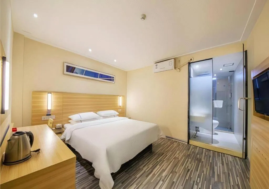 Bed in City Comfort Inn Guilin Two Rivers and Four Lakes Sun and Moon Shuangta