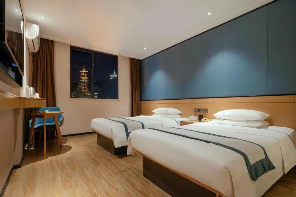 Bed in City Comfort Inn Guilin Two Rivers and Four Lakes Sun and Moon Shuangta