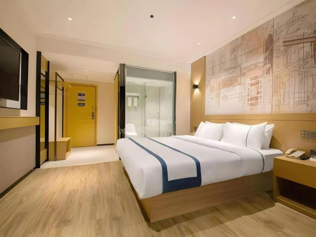 Bed in City Comfort Inn Guilin Two Rivers and Four Lakes Sun and Moon Shuangta