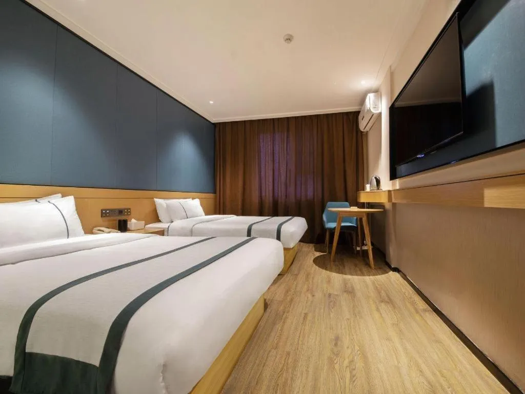 Bed in City Comfort Inn Guilin Two Rivers and Four Lakes Sun and Moon Shuangta