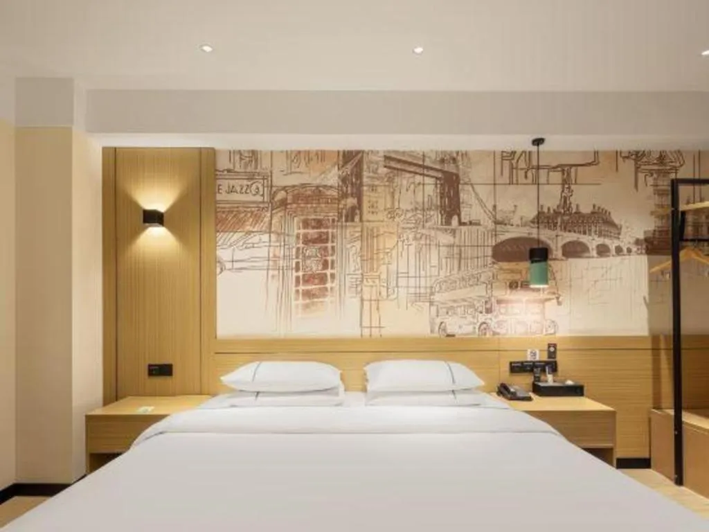 Bed in City Comfort Inn Guilin Two Rivers and Four Lakes Sun and Moon Shuangta