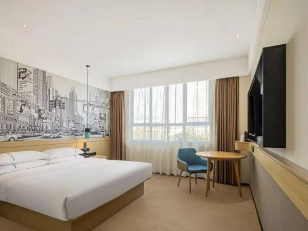 Bed in City Comfort Inn Guilin Two Rivers and Four Lakes Sun and Moon Shuangta