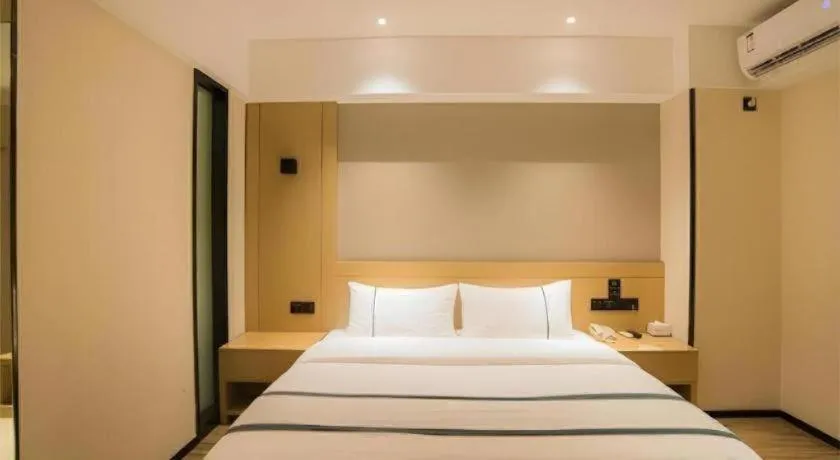 Bed in City Comfort Inn Liuzhou Wuxing Walking Street Zhonghuan Tower