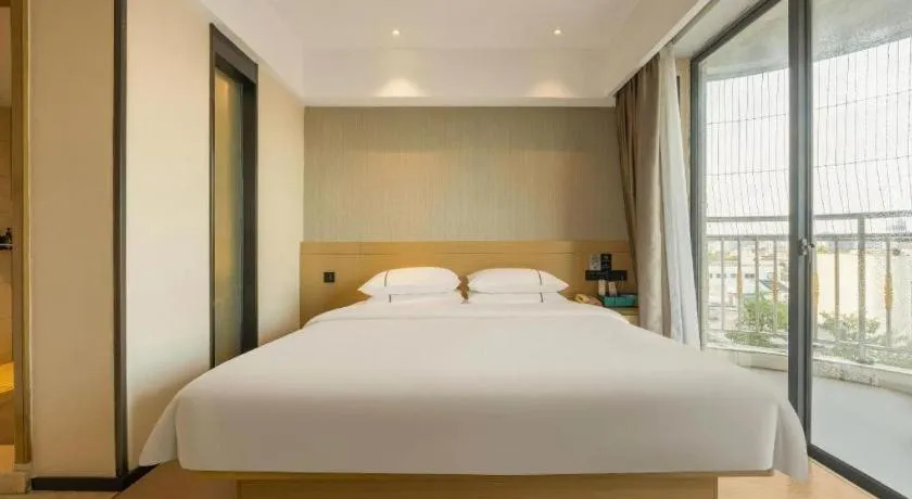 Bed in City Comfort Inn Liuzhou Wuxing Walking Street Zhonghuan Tower