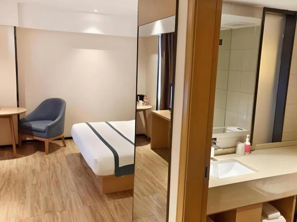 Bed in City Comfort Inn Liuzhou Wuxing Walking Street Zhonghuan Tower