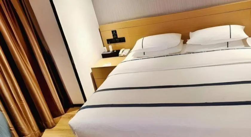 Bed in City Comfort Inn Liuzhou Wuxing Walking Street Zhonghuan Tower
