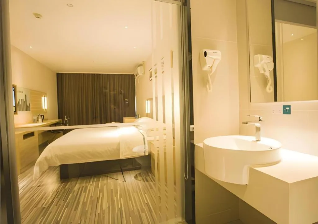 Bed in City Comfort Inn Zhanjiang South Railway Station