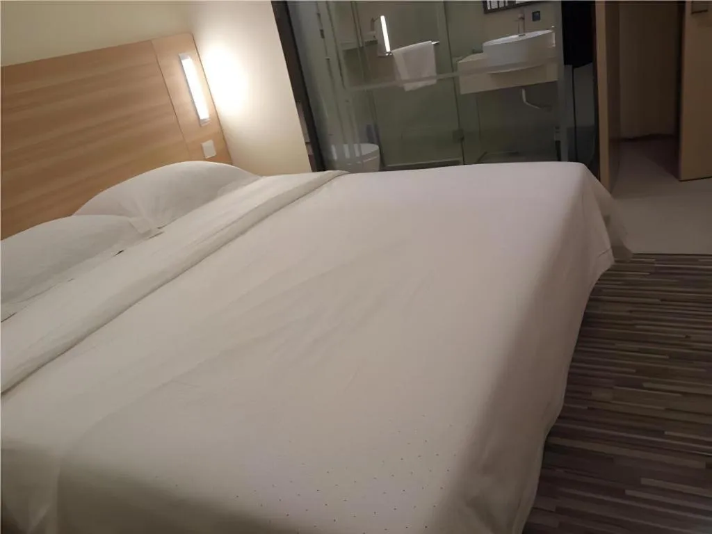 Bed in City Comfort Inn Zhongshan Dongsheng One Plus One