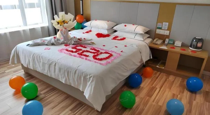 Bed in City Comfort Inn Jingzhou Wanda Plaza