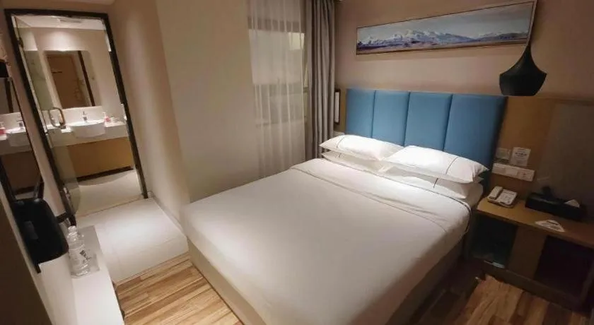 Bed in City Comfort Inn Jingzhou Wanda Plaza