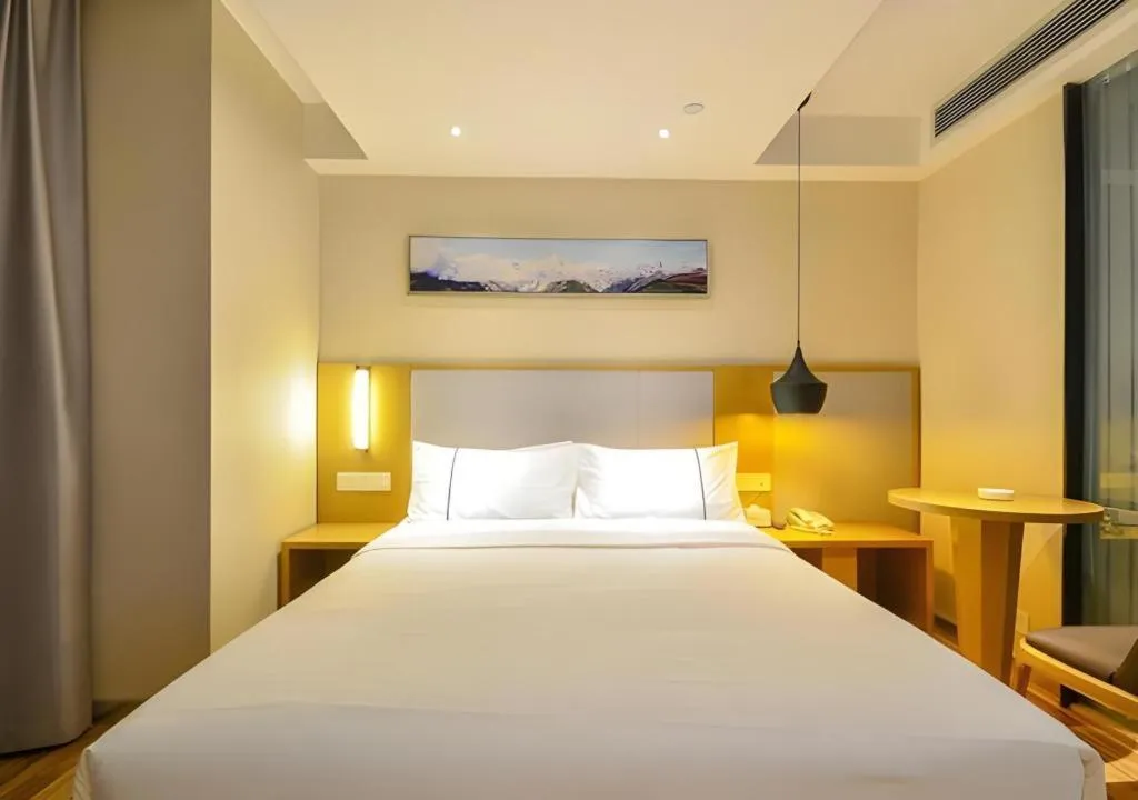 Bed in City Comfort Inn Jingzhou Wanda Plaza
