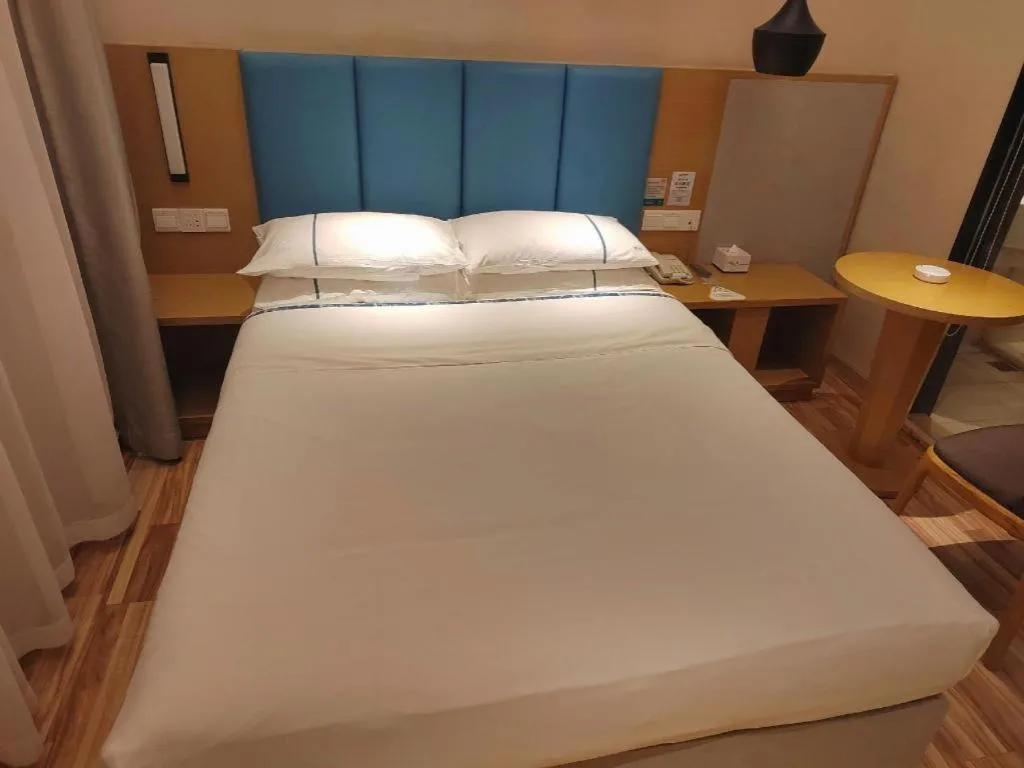 Bed in City Comfort Inn Jingzhou Wanda Plaza