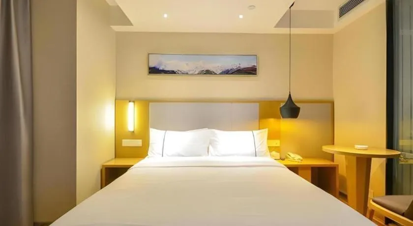 Bed in City Comfort Inn Jingzhou Wanda Plaza