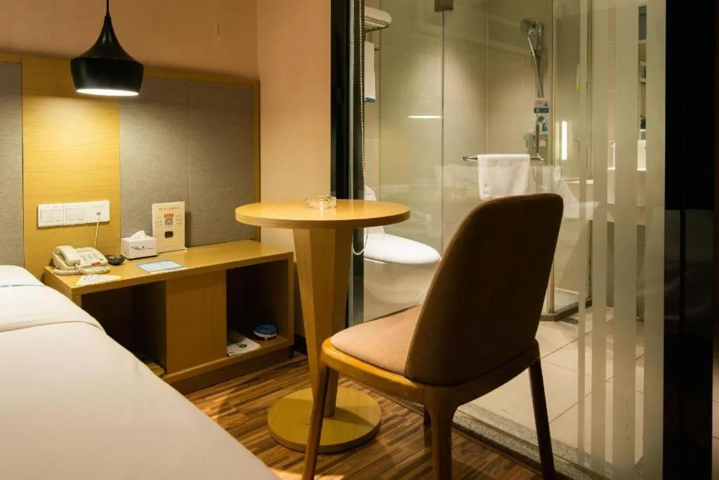 Bed in City Comfort Inn Changsha Jingwanzi Desiqin Plaza