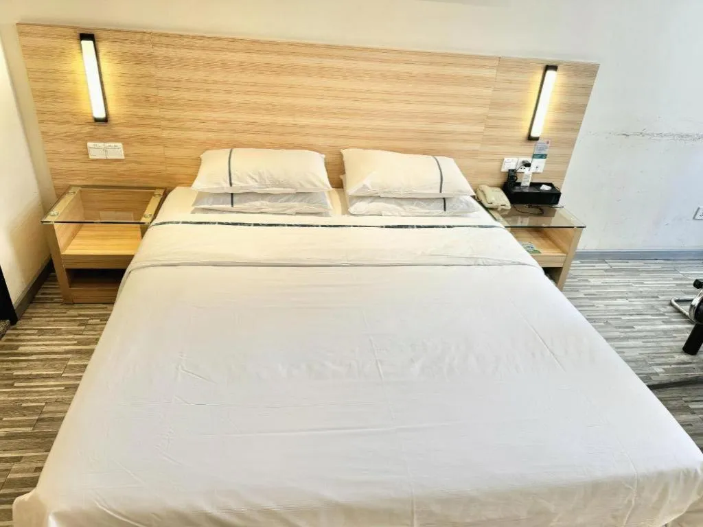 Bed in City Comfort Inn Tianmen East Lake Wanda Plaza