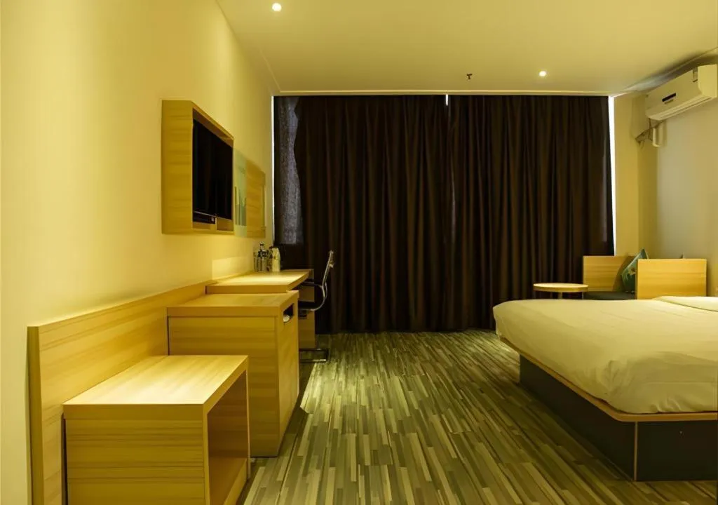 Bed in City Comfort Inn Tianmen East Lake Wanda Plaza