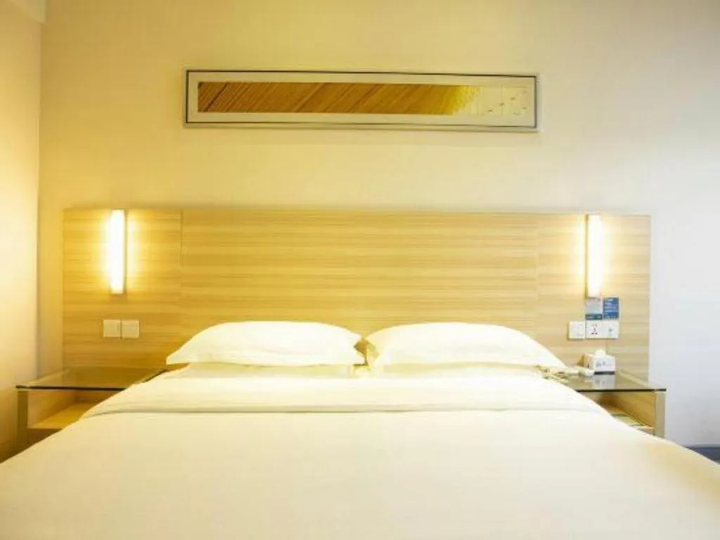 Bed in City Comfort Inn Tianmen East Lake Wanda Plaza