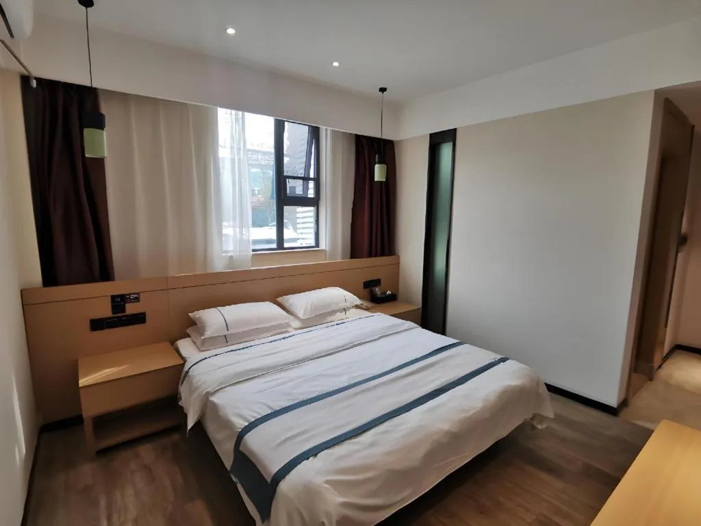 Bed in City Comfort Inn Huanggang Wuxue Bus Center